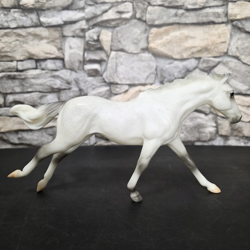 Breyer Classic Freedom Series HOTY Racing The Wind Thoroughbred Mare Grey - Picture 3 of 12